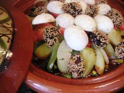 Le tajine est un plat simple qui m�le sal�, sucr� et �pices marocains