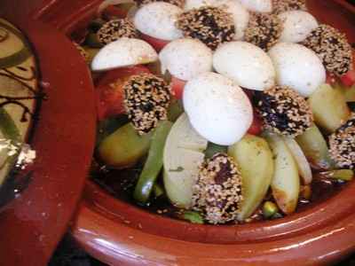 Le tajine est un plat simple qui mle sal, sucr et pices marocains