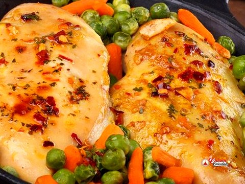 Poulet mkalli aux carottes et petits pois