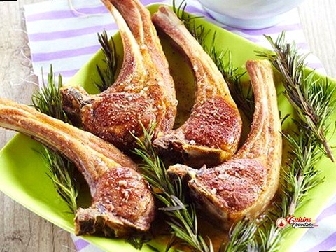 Côtelettes d'agneau à la vapeur de romarin