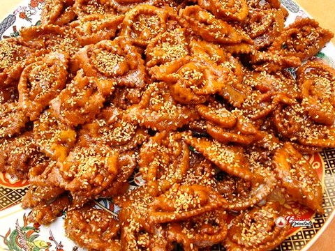 Halwa chabakia - oreillettes au miel et graines de sesame