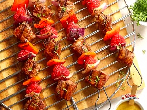 Brochettes de boeuf marinées aux épices, sauce grecque